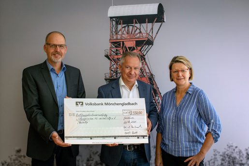 Scheckuebergabe korrgiert